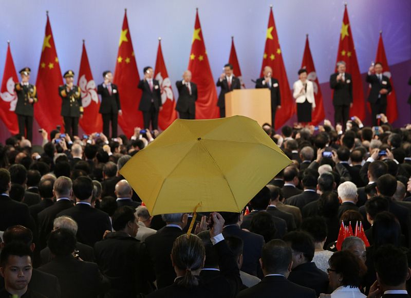 Paul Zimmerman, concejal de distrito en Hong Kong, muestra un paraguas amarillo, símbolo de la protesta, durante la recepción oficial.