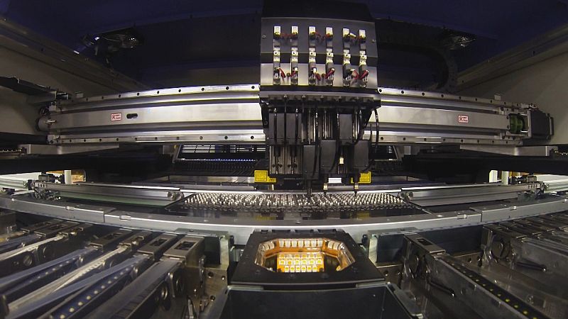 El proceso se inicia en el departamento de ingeniería donde se crean los prototipos del puente de luces y  se programan las placas electrónicas del cartel.