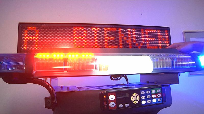 Hoy en día los coches de policía están dotados un sistema tecnológico que permite, además de dar avisos luminosos y sonoros, transmitir mensajes concretos de emergencia