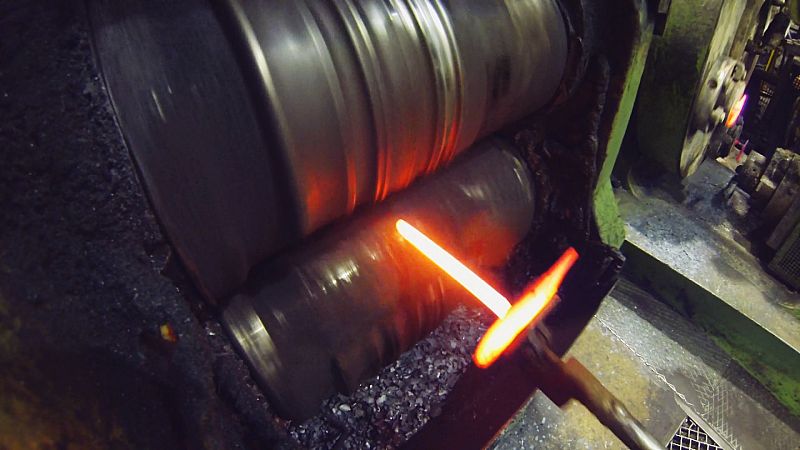 Definida la espiga es el turno de hacer lo propio con la pala. Un primer robot deja la paleta en esta máquina que mediante unos rodillos la estira y la afina.