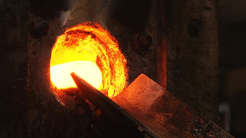 De ahí pasan por una bobina de inducción que eleva su temperatura hasta los 1100 grados para que el material gane en elasticidad y se pueda trabajar bien con él.