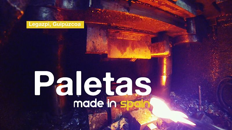 El acero se mete en una máquina de corte por cizalladura donde las láminas se cortarán en bloques de unos 770 gramos.