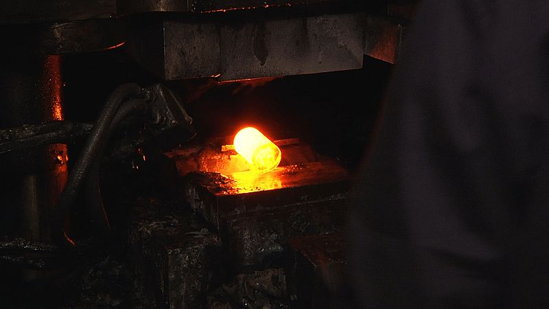 En las forjas se les da una pre forma  y se le saca una espiga que poco a poco iremos alargando, afinando y doblando.