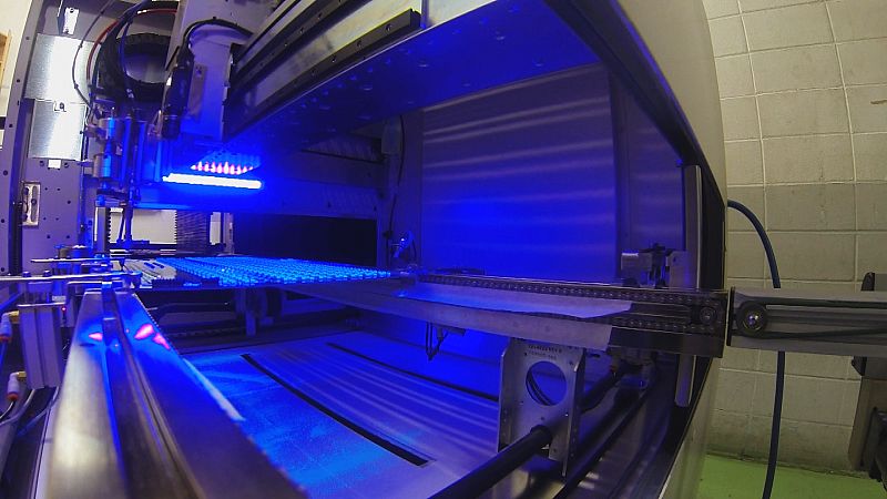 Las placas pasan por serigrafía para darles un baño de estaño y colocarles los componentes como los leds y resistencias.