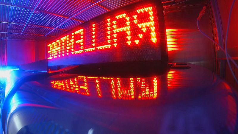 Las placas se barnizan y se ensamblan para colocarlas en un modulo de protección. Seguidamente el cartel se monta sobre el puente de luces junto a las luces auxiliares.