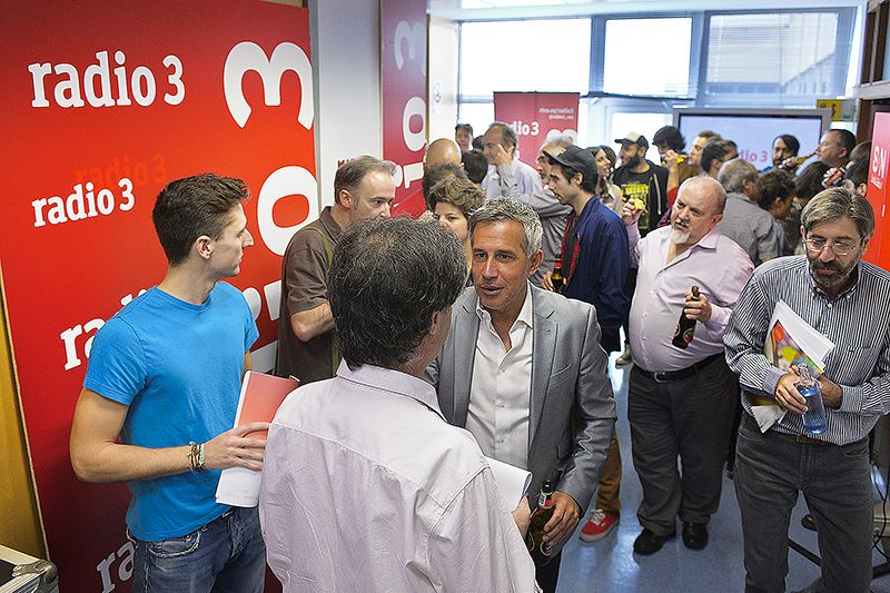 Ignacio Elguero (Director de programas de RNE) entre los invitados a la fiesta de inauguración del estudio