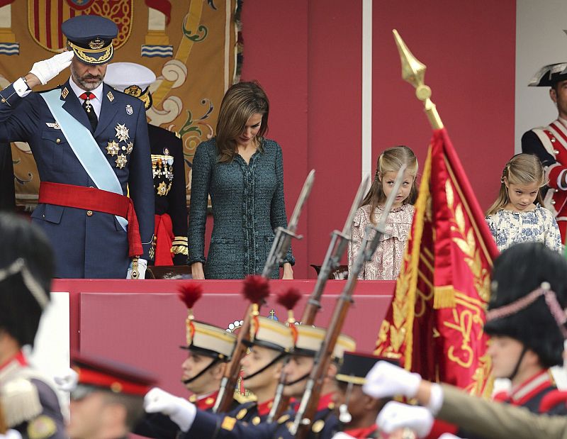 Los reyes, Felipe y Letizia, junto a su hijas, en los actos de celebración del Día de la Fiesta Nacional.