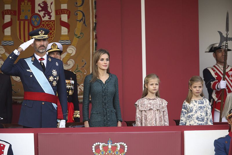 Los reyes, Felipe y Letizia, junto a su hijas, la princesa Leonor (2d), y la infanta Sofía, durante el homenaje a la bandera nacional.