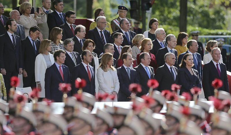 Los presidentes autonómicos y otras autoridades, durante el desfile militar que han presidido los reyes.