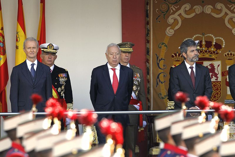 Los ministros, de Defensa, Pedro Morenés (i), y de Asuntos Exteriores, José Manuel García-Margallo (c), junto al presidente del Tribunal Supremo y del Consejo General del Poder Judicial, Carlos Lesmes (d).