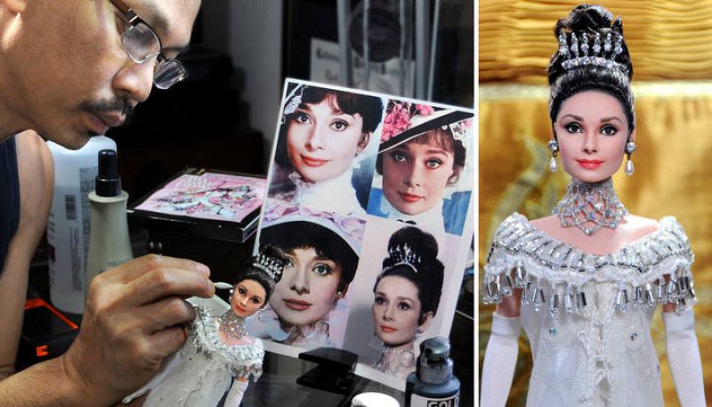 Noel Cruz customizando una muñeca de Audrey Hepburn en 'My Fair Lady' 