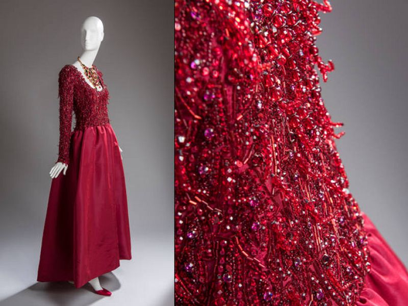  Vestido de falla color cereza con bordados en rubí y flecos. 