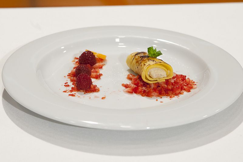 Canelón de calabaza relleno de chocolate blanco frutos secos y escarcha de frutos rojos