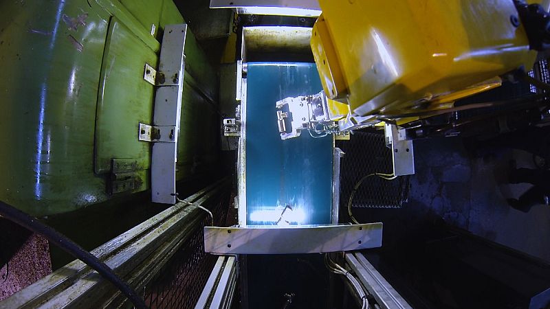 Para hacer el eje se utiliza esta máquina de inyección en plástico. Con este otro metal, el zamak, se hace el mando.