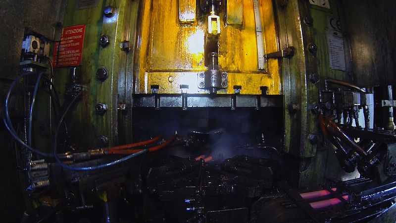 Un baño de níquel y cromo para dejarla más protegida y ya tenemos el cuerpo de la llave de corte terminado.