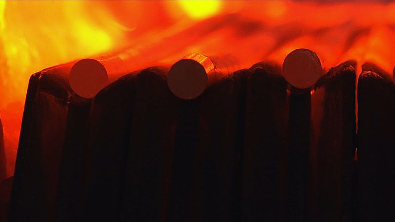 Hay que hacerle el agujero por donde pasa el agua y las roscas que nos permitirán colocarla en su lugar.