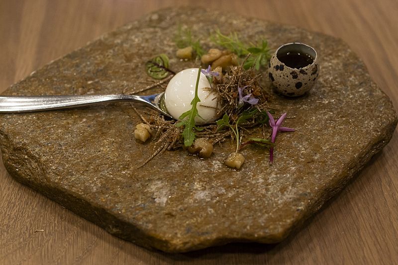 Trampantojo - Esferificación de trufa blanca con caldo de caza