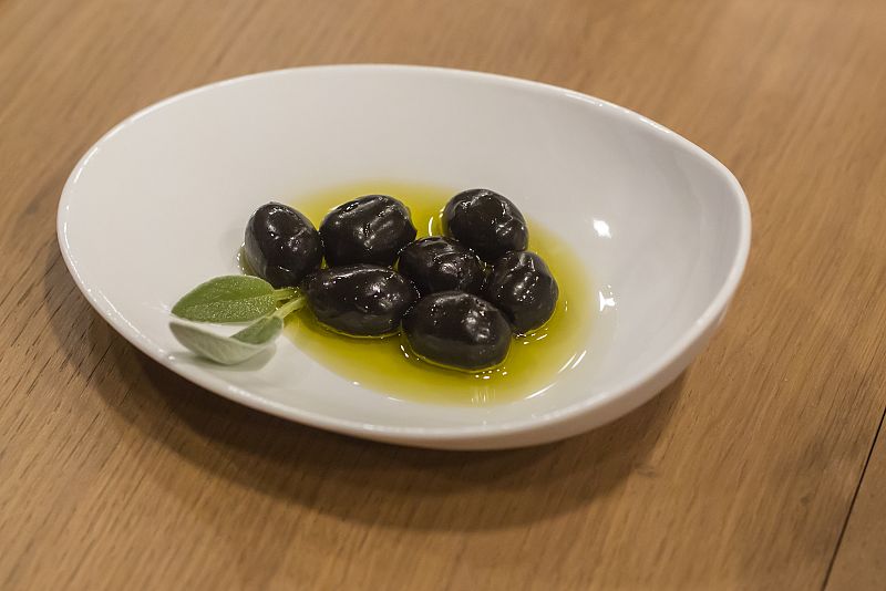 Trampantojo - Esferas de queso y anchoa en aceite de oliva virgen