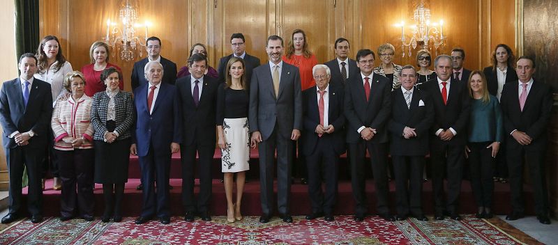 Foto de familia de los reyes de España con los premiados con la Medalla Príncipe de Asturias