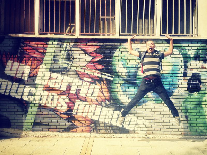 'Un barrio muchos mundos" es la frase de un grafiti que esboza la multiculturalidad de los barrios de San Cristóbal de los Ángeles donde vive Yasín.