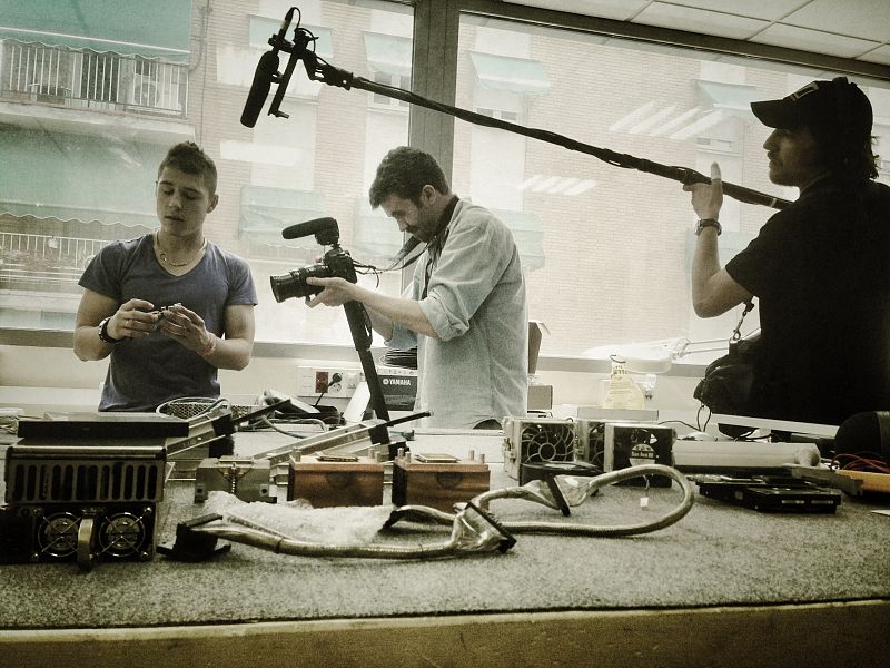 Roberto a través de Semilla Boombox colabora con un grupo de adolescentes del barrio de Villaverde  y aprende sobre tecnología, desarrollo de proyectos y trabajo en comunidad.