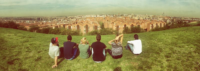 Los protagonistas reflexionan en el último día de rodaje en el parque Tio Pio de Madrid.