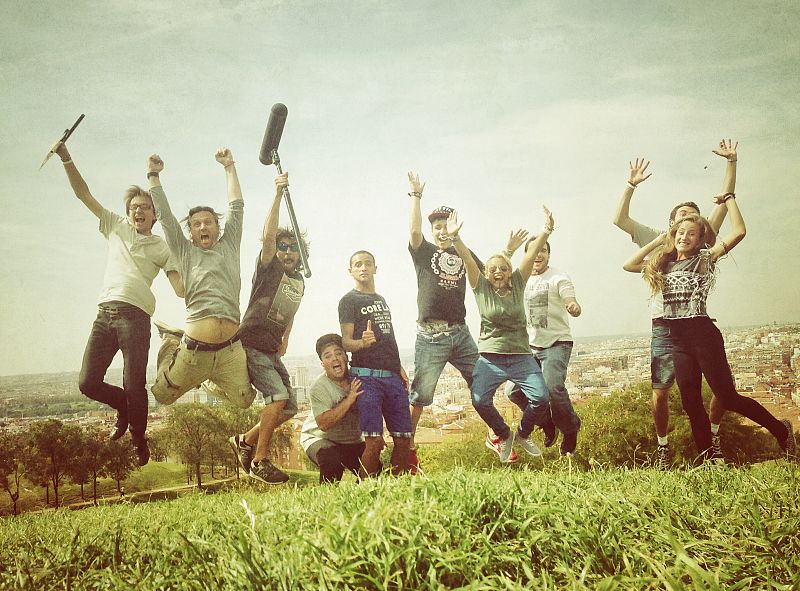 Todos los protagonistas en el último día de rodaje con equipo de producción de la serie GIRA.