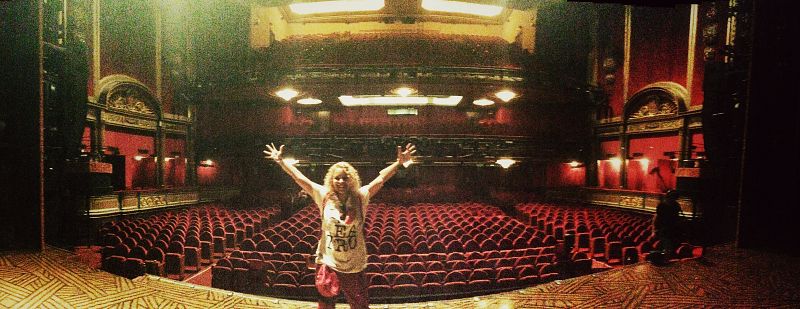 Mafer durante la visita al teatro Lope de Vega de la Gran Vía de Madrid.