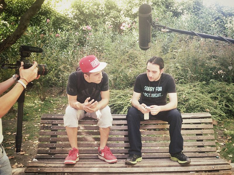 Adrian y Rober charlan de sus vidas y como se relacionan con las nuevas tecnologías.