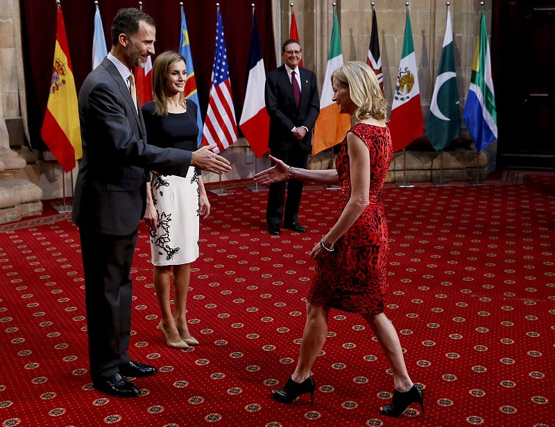 Los reyes, Felipe y Letizia, saludan a la directora del Maratón de Nueva York, Mary Wittenberg (d), Premio de Deportes.