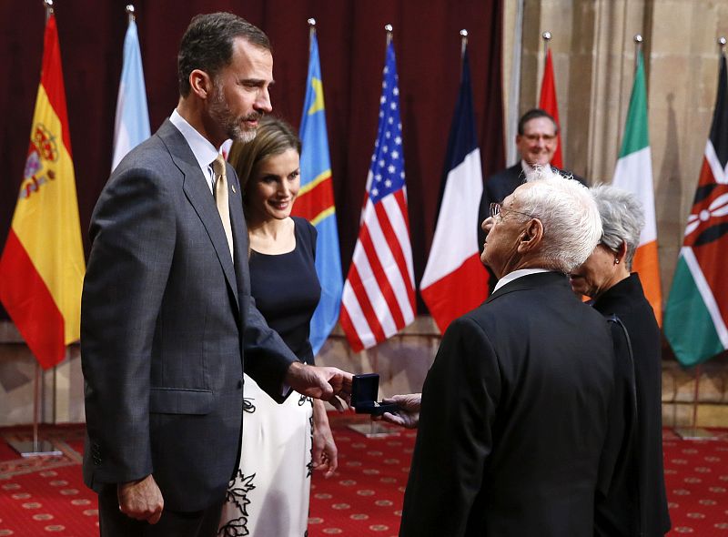 Los reyes, Felipe y Letizia, conversan con el arquitecto Frank O. Gehry, Premio de las Artes