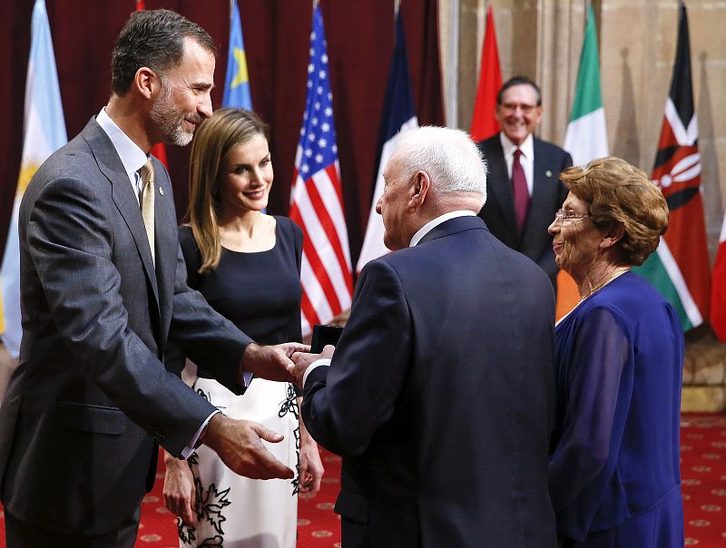 Los reyes conversan con el hispanista francés Joseph Pérez (2d), Premio de Ciencias Sociales