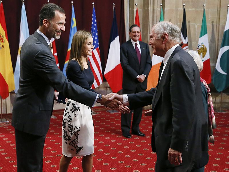 Los reyes, Felipe y Letizia, saludan al químico Galen D. Stucky (d), Premio de Investigación Científica y Técnica