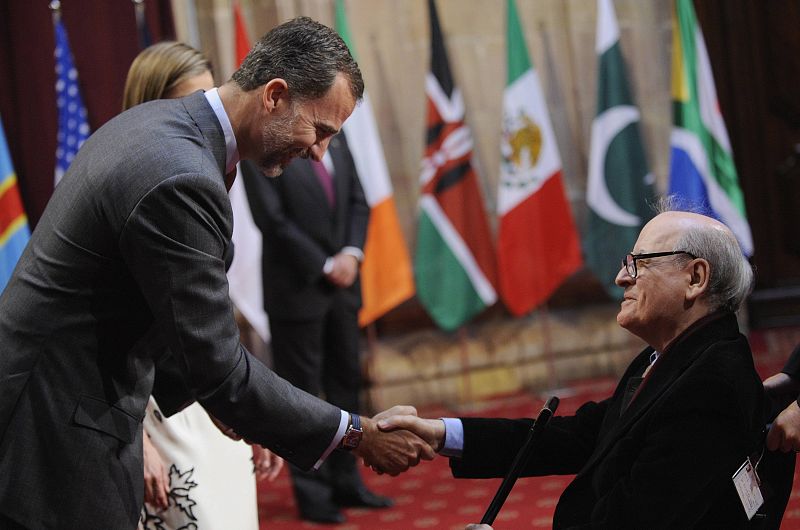 El rey Felipe VI saluda al humorista gráfico Joaquín Salvador Lavado Tejón 'Quino'