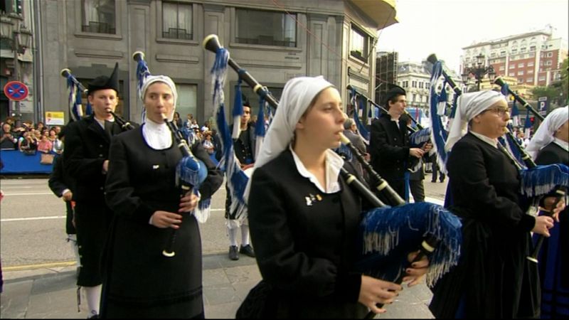 Ceremonia de entrega de los Premios Príncipe de Asturias 2014. Banda de gaitas frente al Teatro Campoamor