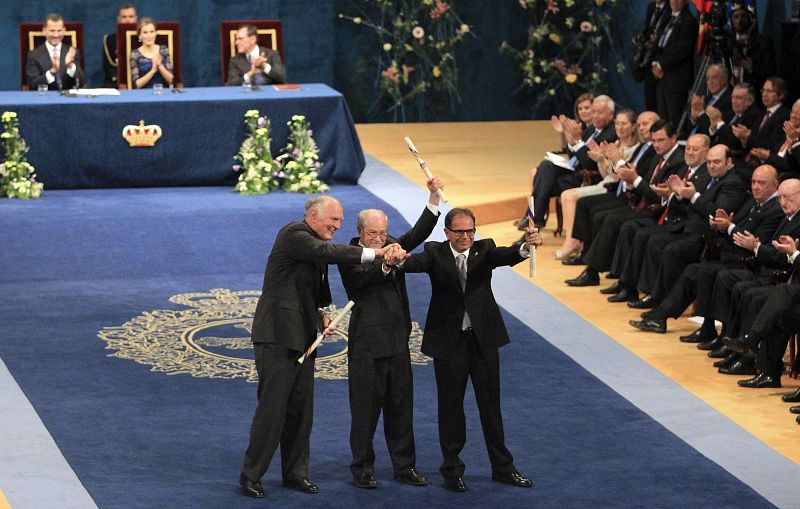 El químico valenciano Avelino Corma (d) y sus colegas estadounidenses Mark E. Davis (d) y Galen D. Stucky (i), tras recibir de manos del rey Felipe el Premio Príncipe de Asturias Investigación Científica y Técnica 2014