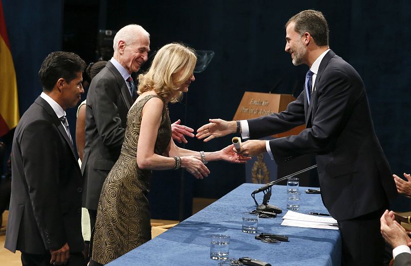 El rey Felipe VI entrega a la presidenta y directora ejecutiva de Nueva York Road Runners y directora del Maratón de Nueva York, Mary Wittenberg el Premio Príncipe de Asturias de los Deportes 2014