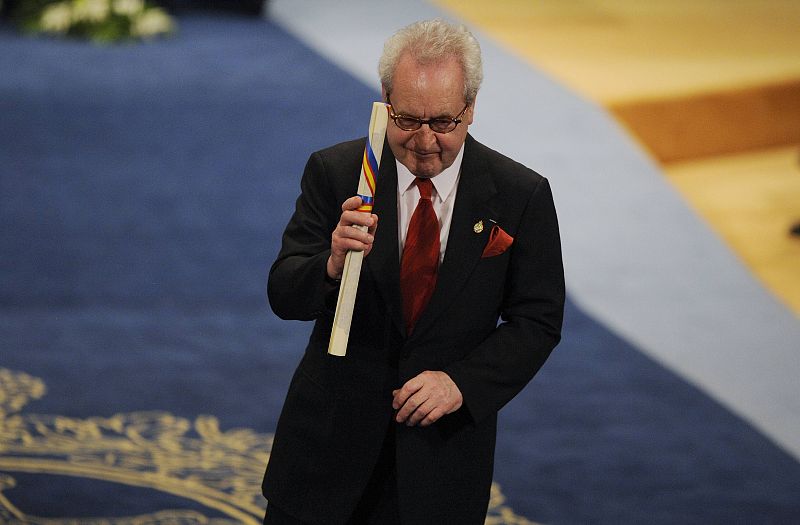 El escritor John Banville recibe el aplauso del público tras recoger el Premio Príncipe de Asturias de las Letras