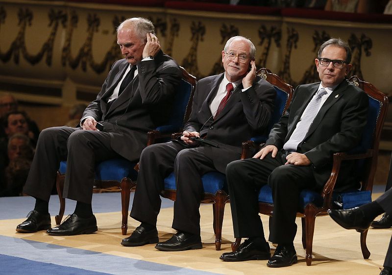 El químico valenciano Avelino Corma y sus colegas estadounidenses Galen D. Stucky y Mark E. Davis, durante la gala