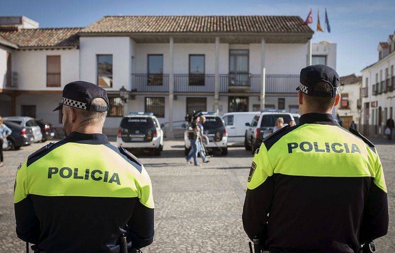 Agentes de la Policia Local permanecen a las puertas del Ayuntamiento de Valdemoro durante el registro que lleva a cabo la Guardia Civil, dentro de la denominada "Operación Púnica"