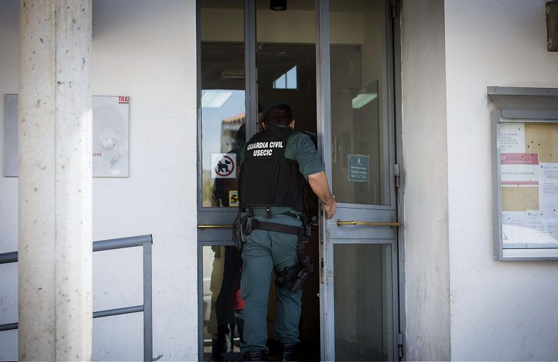 Un agente de la Guardia Civil entra en el ayuntamiento de la localidad madrileña de Valdemoro