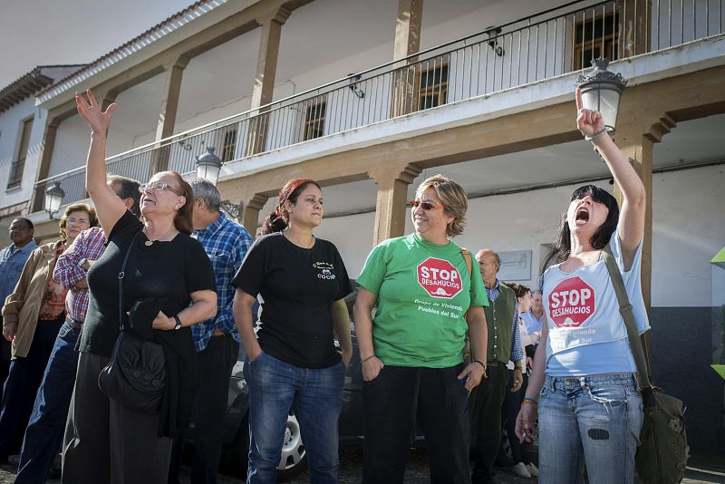 Varias personas se concentran a las puertas del Ayuntamiento de Valdemoro