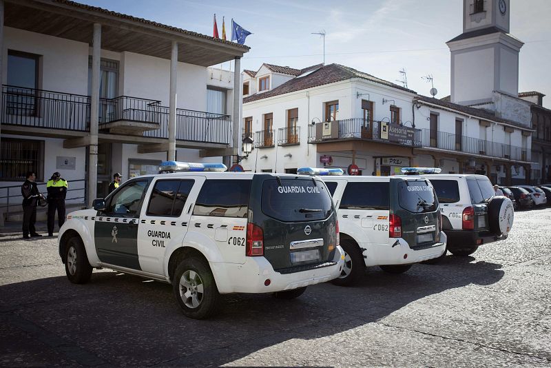 Coches de la Guardia Civil delante del ayuntamiento de Valdemoro. Los agentes han detenido a 51 personas, entre ellas políticos y empresarios, en una macroredada contra la corrupción