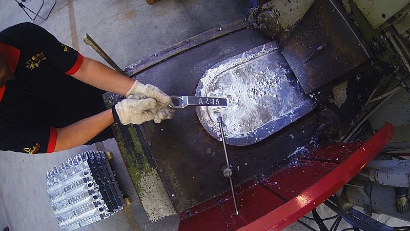 El primer paso para fabricar los cortatubos es fundir su materia prima, el zamak.