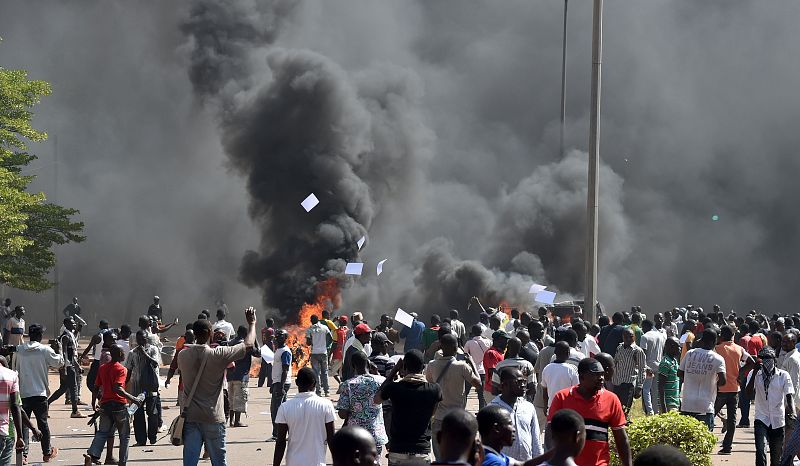 Un grupo de manifestantes ha incendiado la sede del Parlamento de Burkina Faso en protesta por la reforma constitucional.