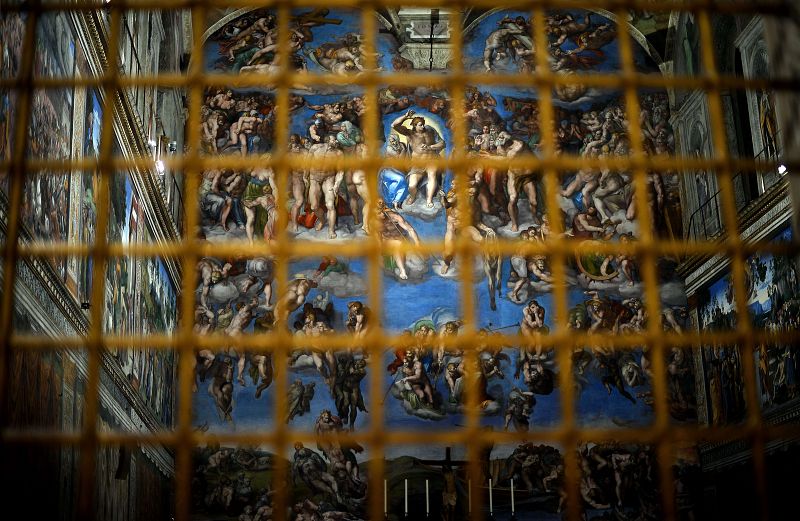 La Capilla Sixtina con su nueva iluminación vista a través de una reja