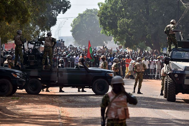 El Ejército se ha desplegado en la capital de Burkina Faso para contener las protestas.