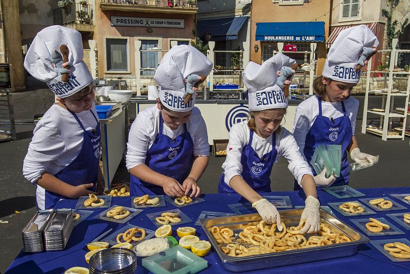 Cocinan distintas tapas españolas