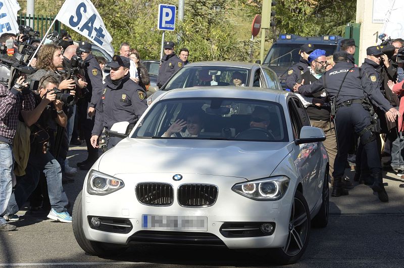 Teresa Romero se despide desde el coche a su salida del hospital junto a su marido Javier Limón