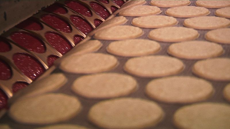 Estas cuchillas desmenuzan la masa en pequeños trozos para darle la forma deseada en los moldes.